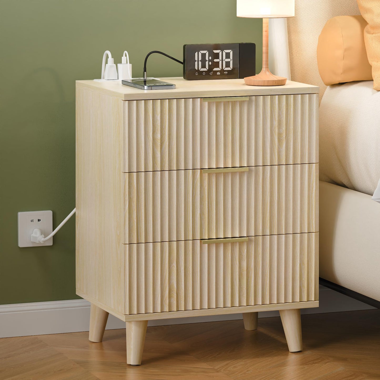 Fluted Nightstand with USB Charging Station, 3 Drawer Dresser Wood Modern Night Stand Bedside Table with Quiet Drawers & Large Storage End Table for Bedroom (1pcs, Natual)